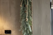 Ceder guirlande 120 cm met roestige bellen ketting